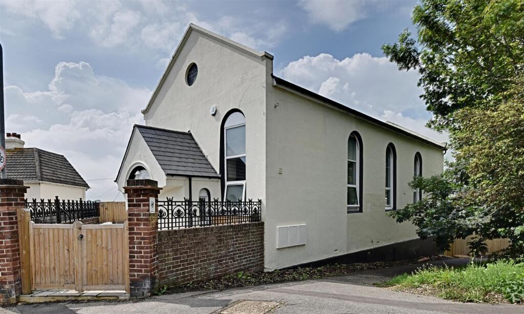1-bed flat on Chapel Path, Bexhill-On-Sea, £199,000