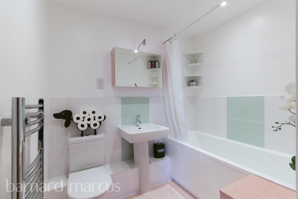 Apartment in Kingston upon Thames - More