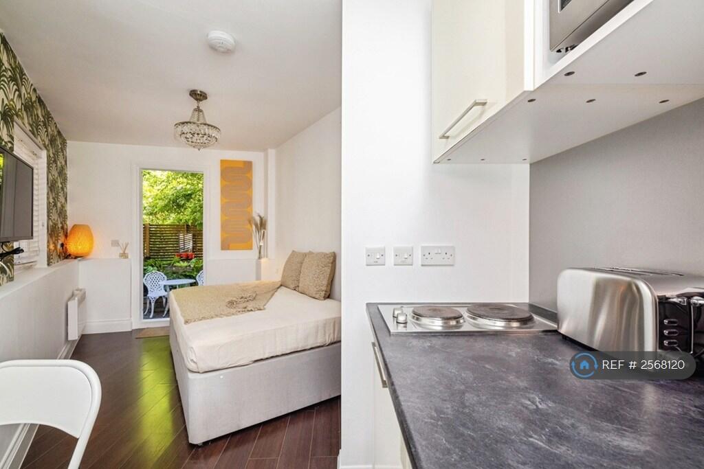 Studio flat for rent