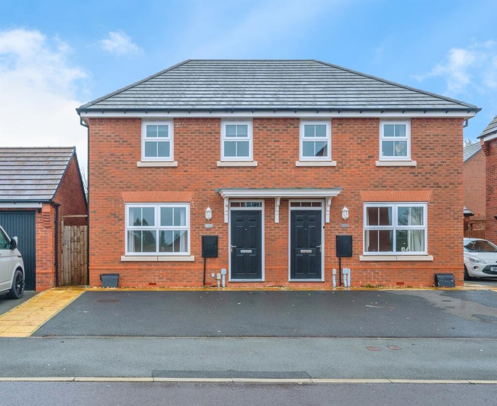 3-bed semi-detached on Sorrel Close, Uttoxeter, £250,000