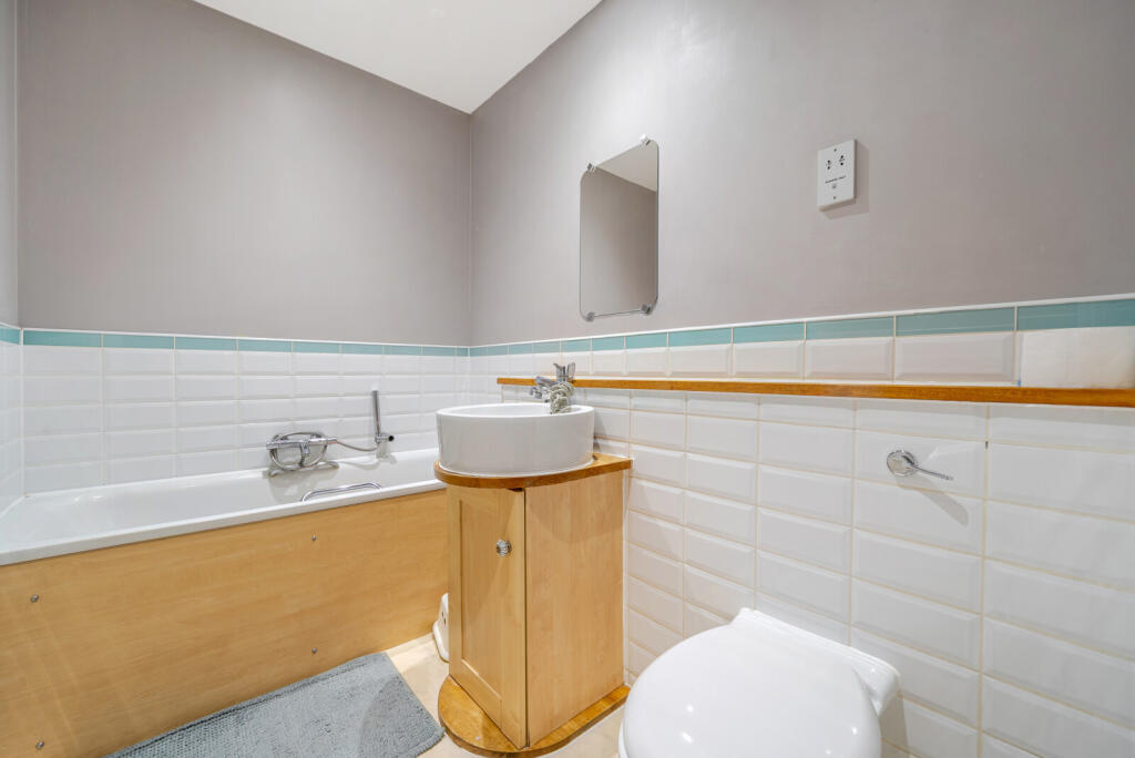 Apartment in Runnymede, Chertsey - View 5