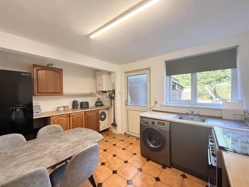 House in Tameside, Newton - More