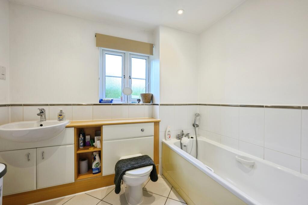Apartment in Reigate and Banstead, Surrey - View 4