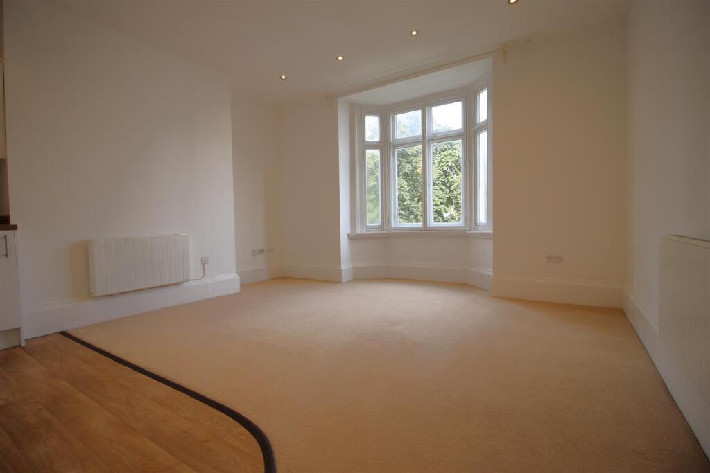 Apartment in Northampton, Semilong - View 3