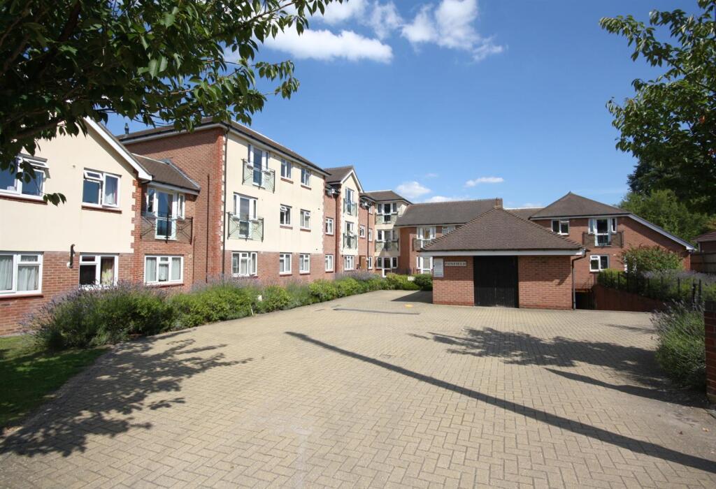 2-bed flat on Foxfield, 82 Botley Road, Park Gate, Southampton, £210,000