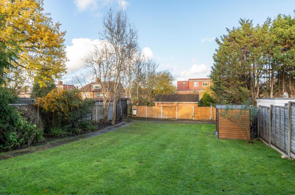 House in London, West Finchley - View 2