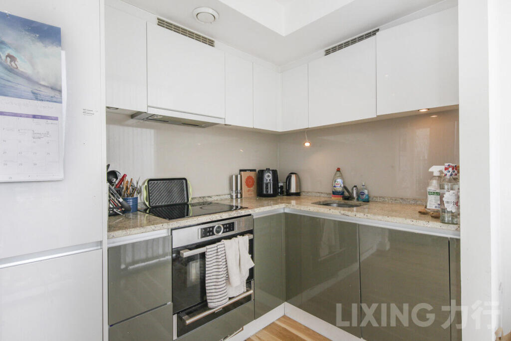 1-bed apartment on Marsh Wall, Canary Wharf, E14 9BT, £475,000