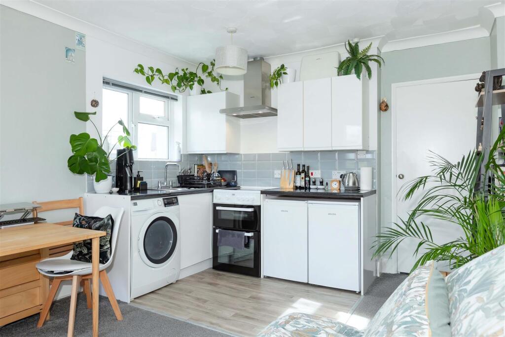 Apartment in Worthing, West Sussex - More
