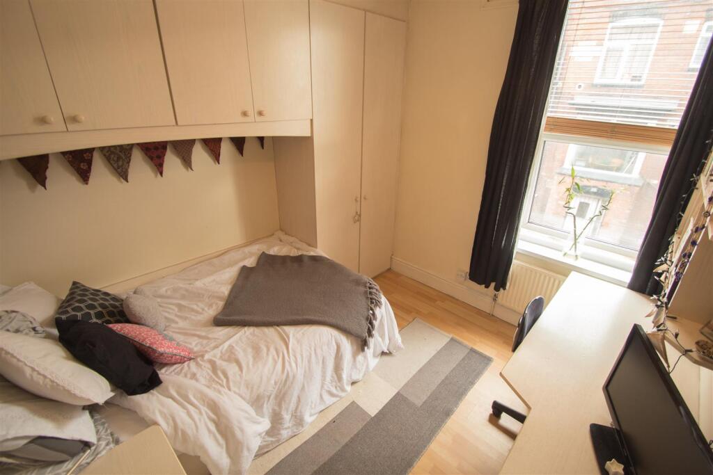 House in Leeds, Headingley Hill, Hyde Park - More