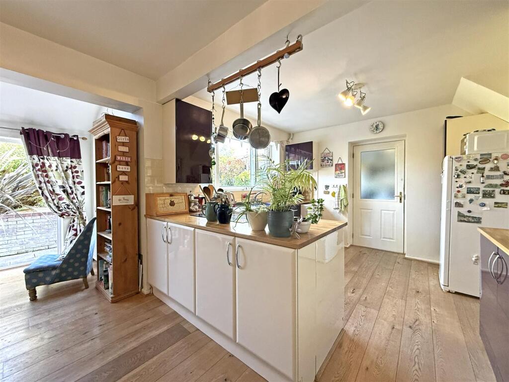 Broad Oak Crescent, Bayston Hill, Shrewsbury photo 4