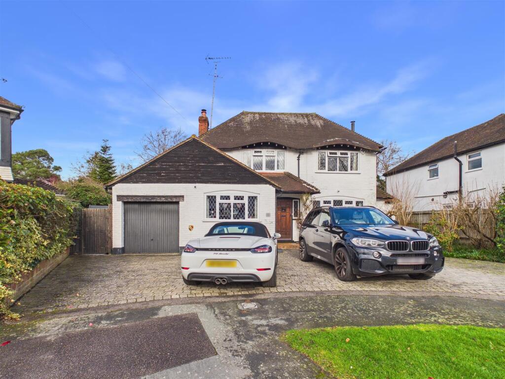 West End Gardens, Esher image 2