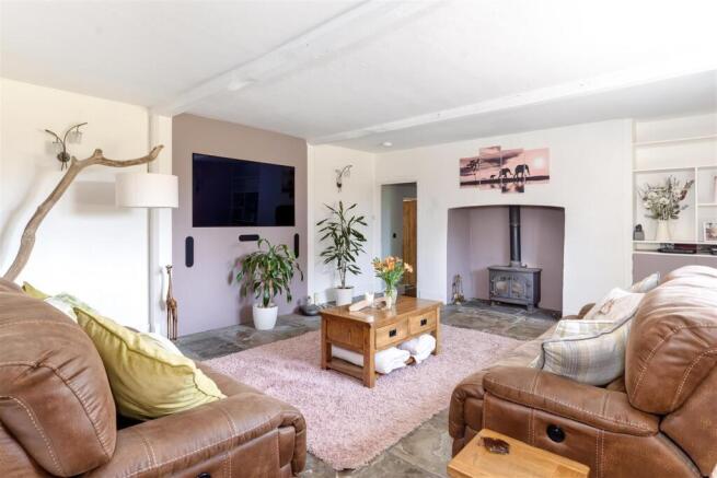 Lounge 1.jpg