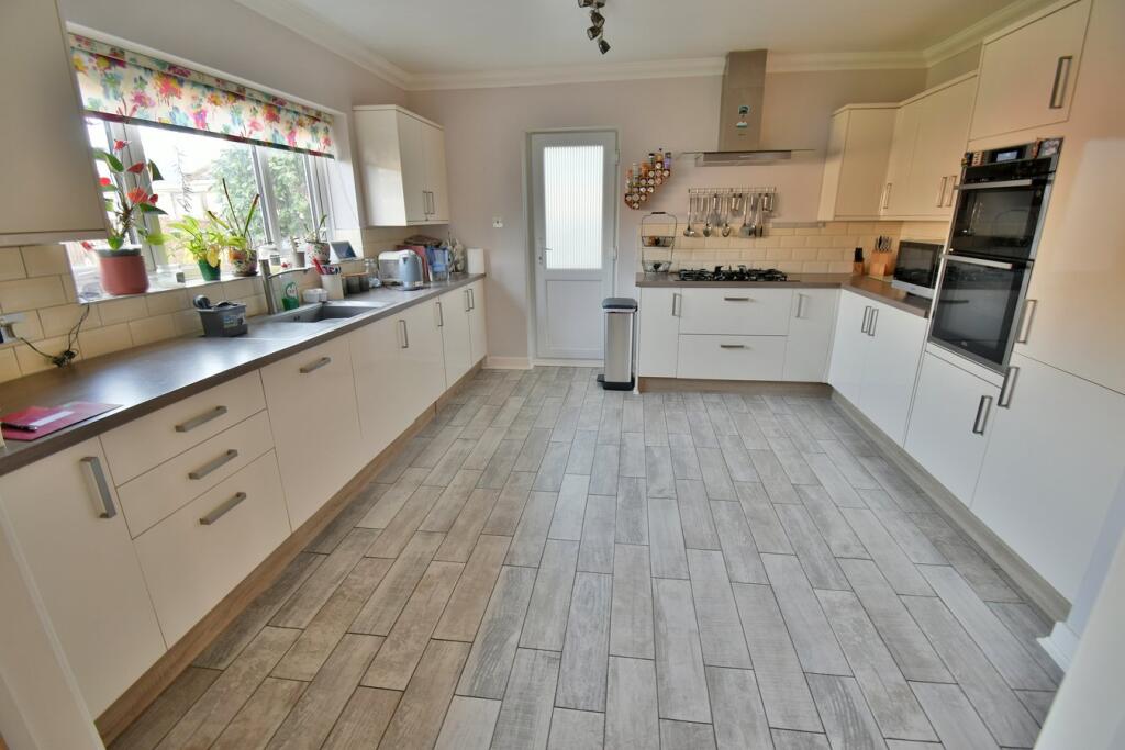 Ringwood Road, Ferndown, BH22 photo 3