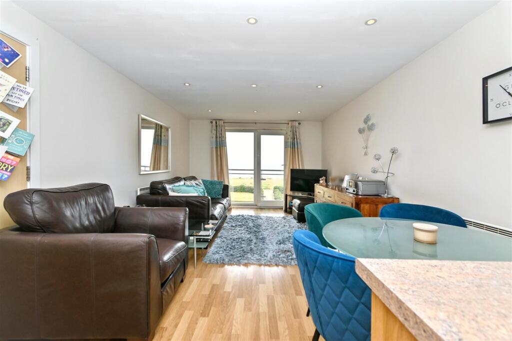 Apartment in Eastbourne, Chatsworth Strand, Crumbles - View 3