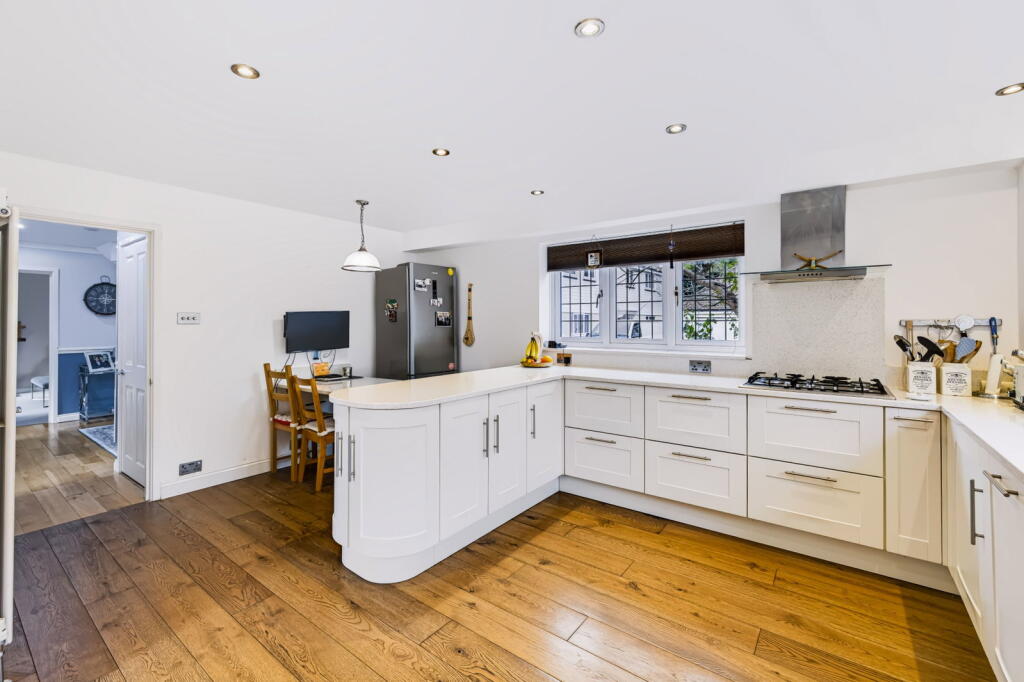 House in East Grinstead, Felbridge - More