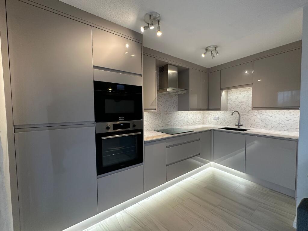 2-bed flat on Boycott Avenue, Oldbrook, MK6, £200,000