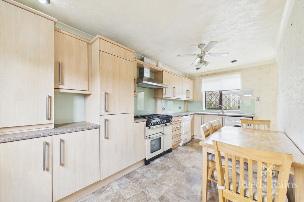 Woollin Avenue, Tingley, Wakefield, West Yorkshire, WF3 photo 4