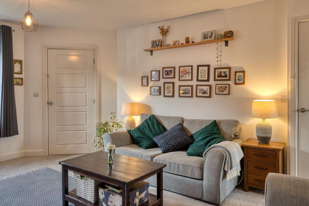 Rowan Crescent, Hyde photo 2