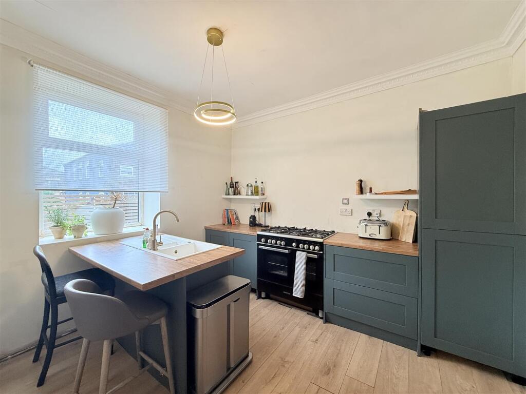 House in Oldham, Hey, Lees - More