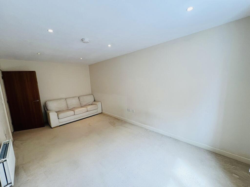 Apartment in Crawley, West Sussex - View 3