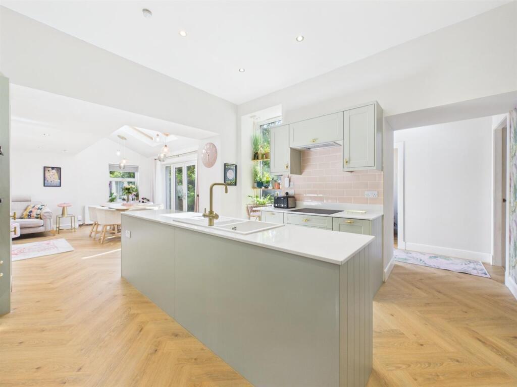 House in Perth - View 4