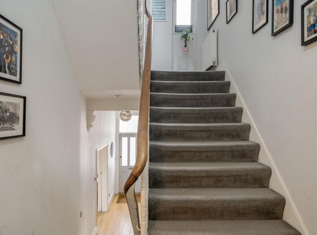 House in London, Brondesbury Park, Brondesbury - More