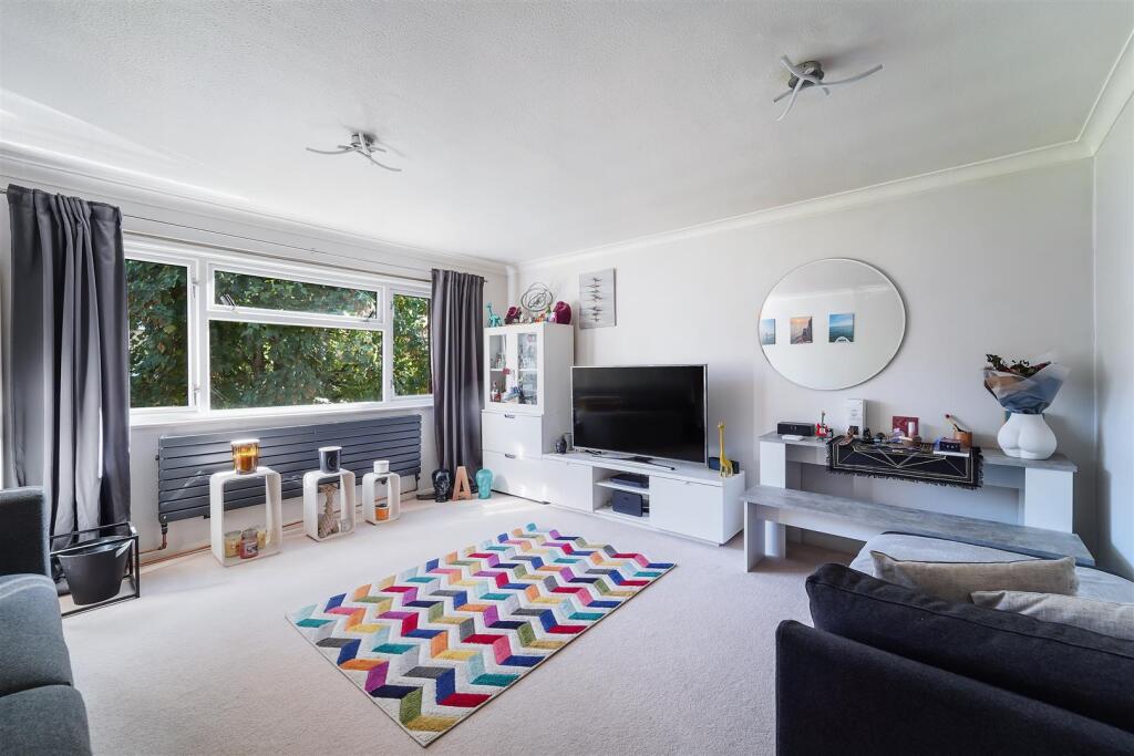 Apartment in Reigate and Banstead, Surrey - View 2