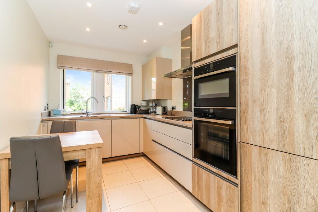 5 Selman Way, Chalfont Dene, SL9 photo 2