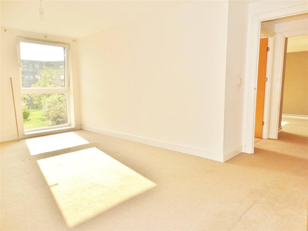 Apartment in Crawley, West Sussex - View 3