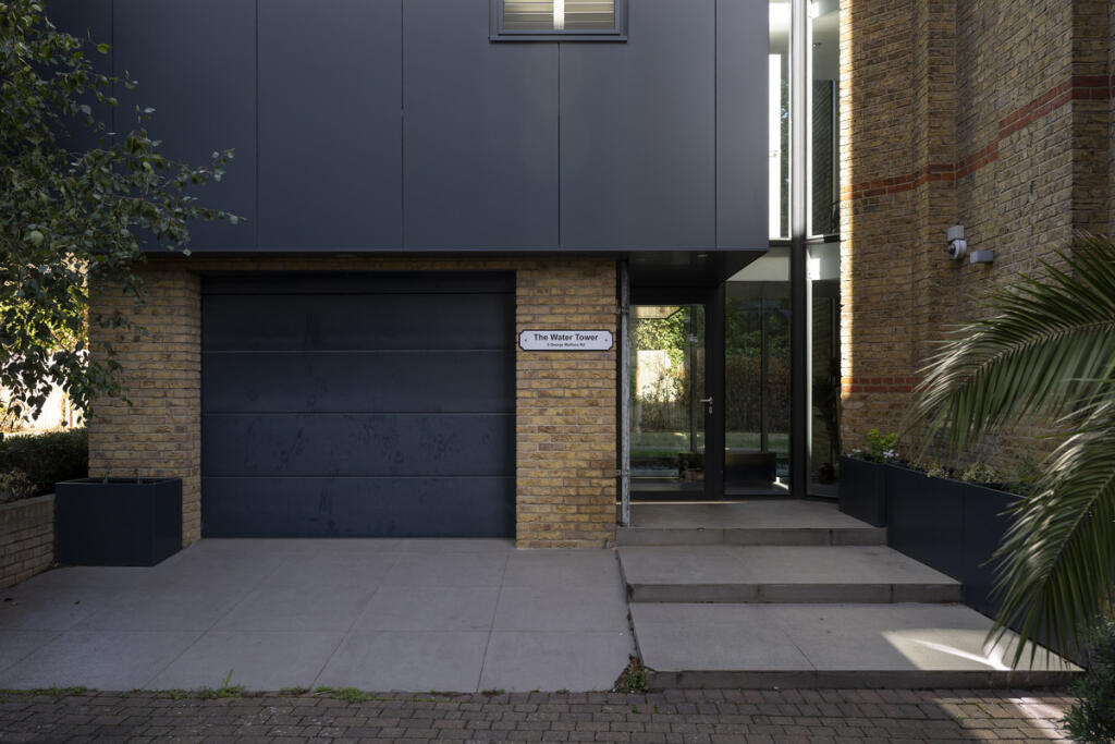 House in London, Elephant and Castle - More