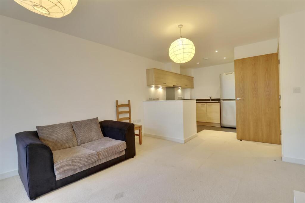 Apartment in Portsmouth, Portsea - View 4