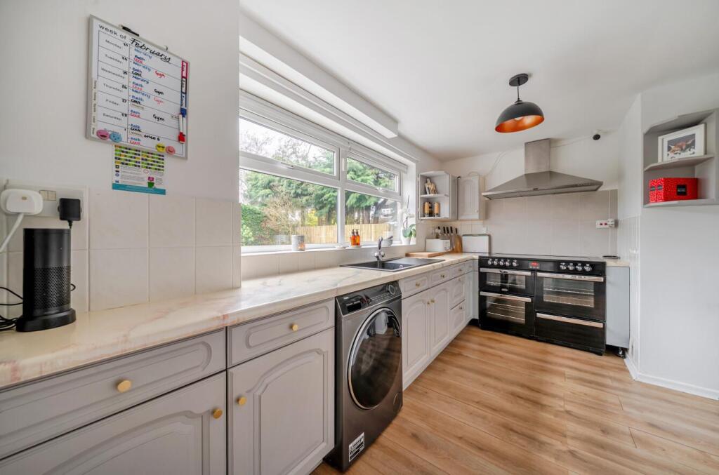 Woodlands Grove, Higher Heath. photo 3