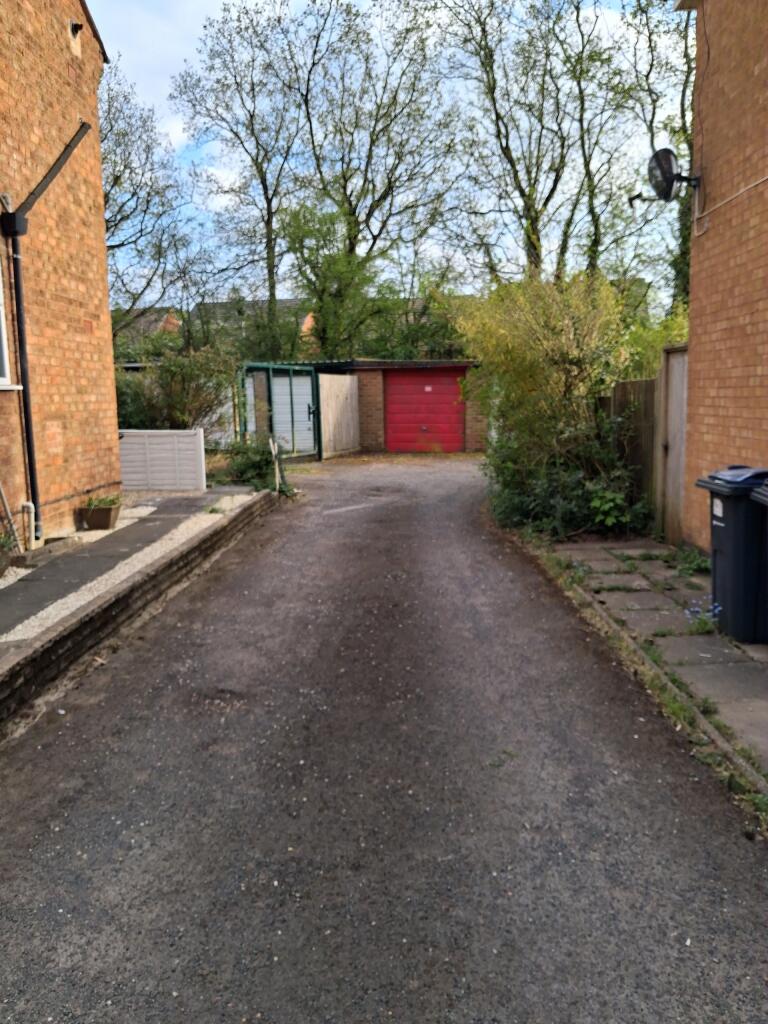 Lock up garage site at 338a Tessall Lane, Birmingham, West Midlands B31 5EN - Widok 4