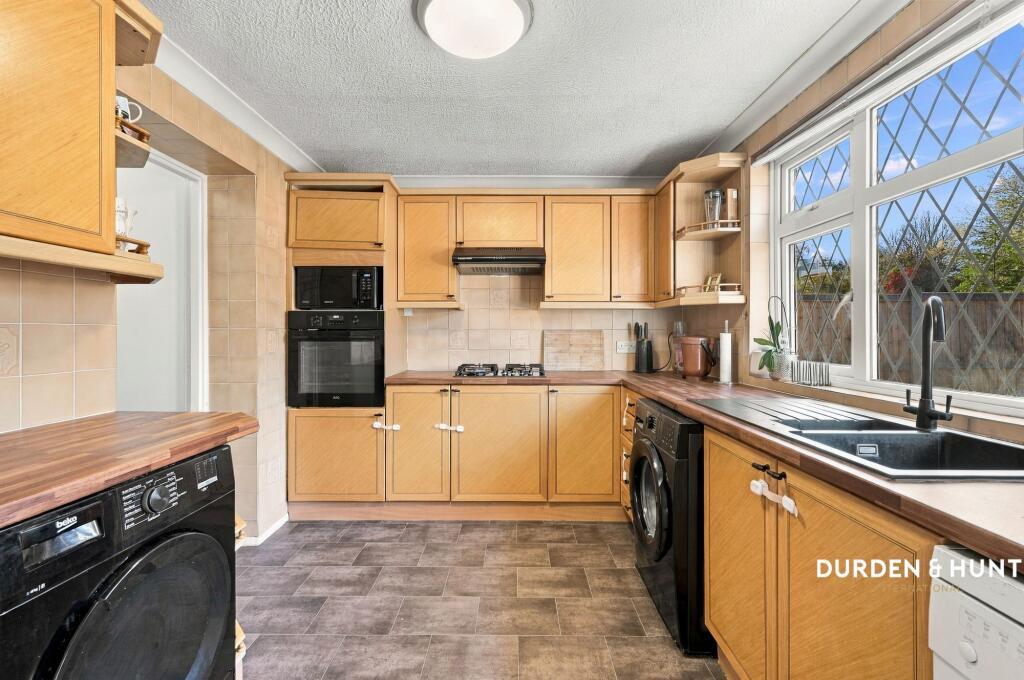 Roydon Close, Loughton, IG10 photo 2