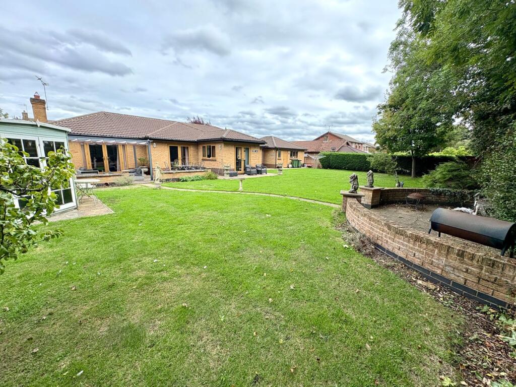 House in Blaby, Stoney Stanton - More