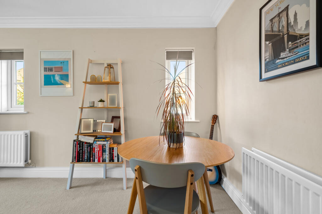 Apartment in Woking, Surrey - View 4