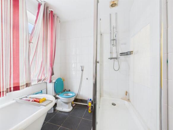 Bathroom (Flat 2)