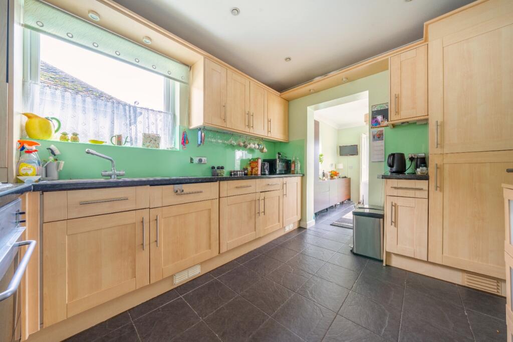 Shepperton, Surrey, TW17 photo 3