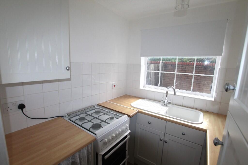 Manorfield, Ashford, Kent, TN23 photo 3