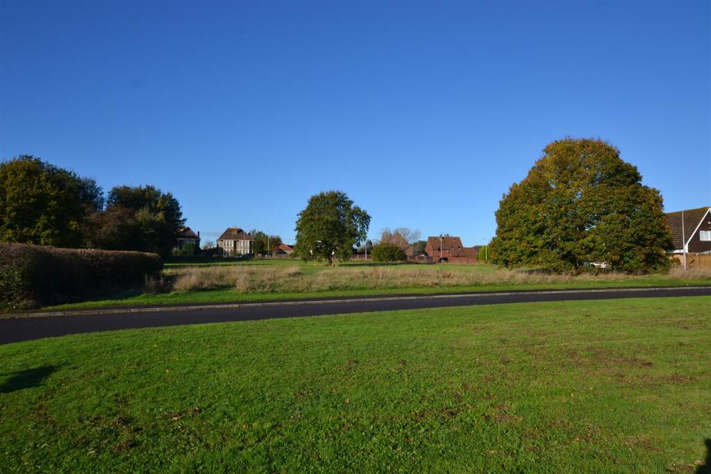 A Quality 5 Bedroom Home In Briar Close photo 4
