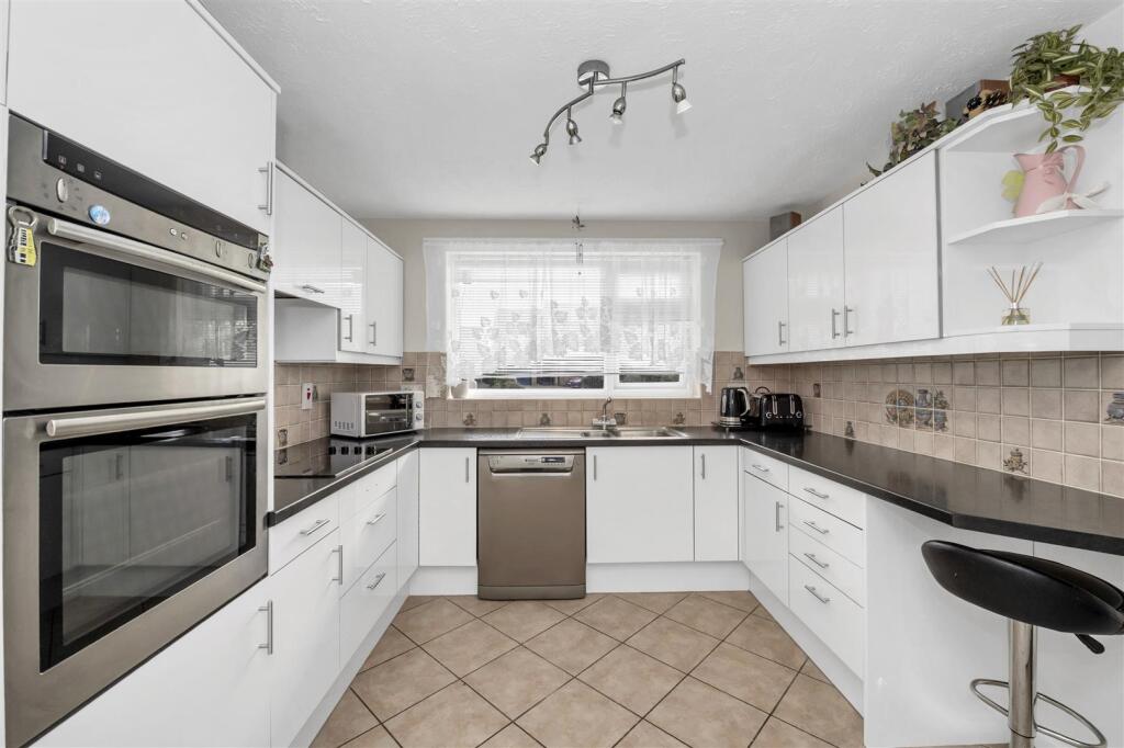Lark Valley Drive, Fornham St. Martin, Bury St. Edmunds photo 4
