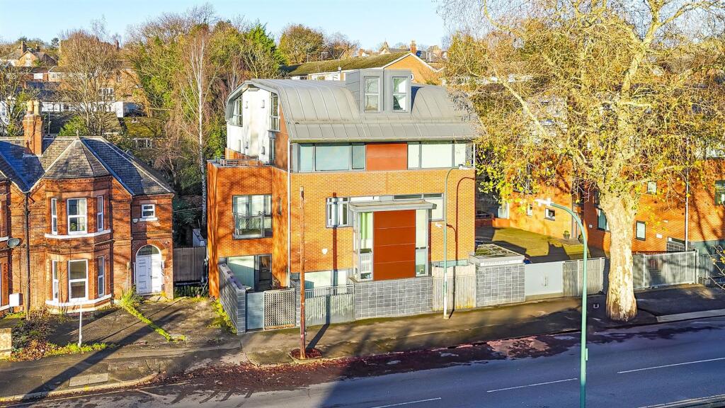 2-bed flat on Castle Boulevard, Park Rock Castle Boulevard, NG7, £200,000