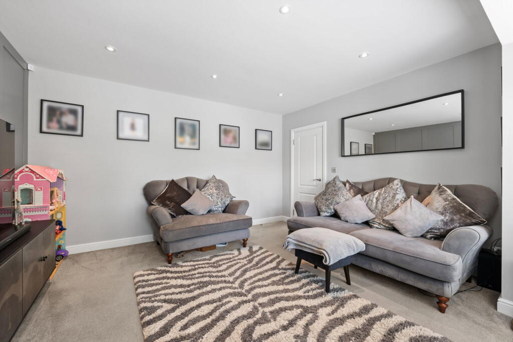 Reed Gardens, Coulsdon, CR5 1FD photo 3