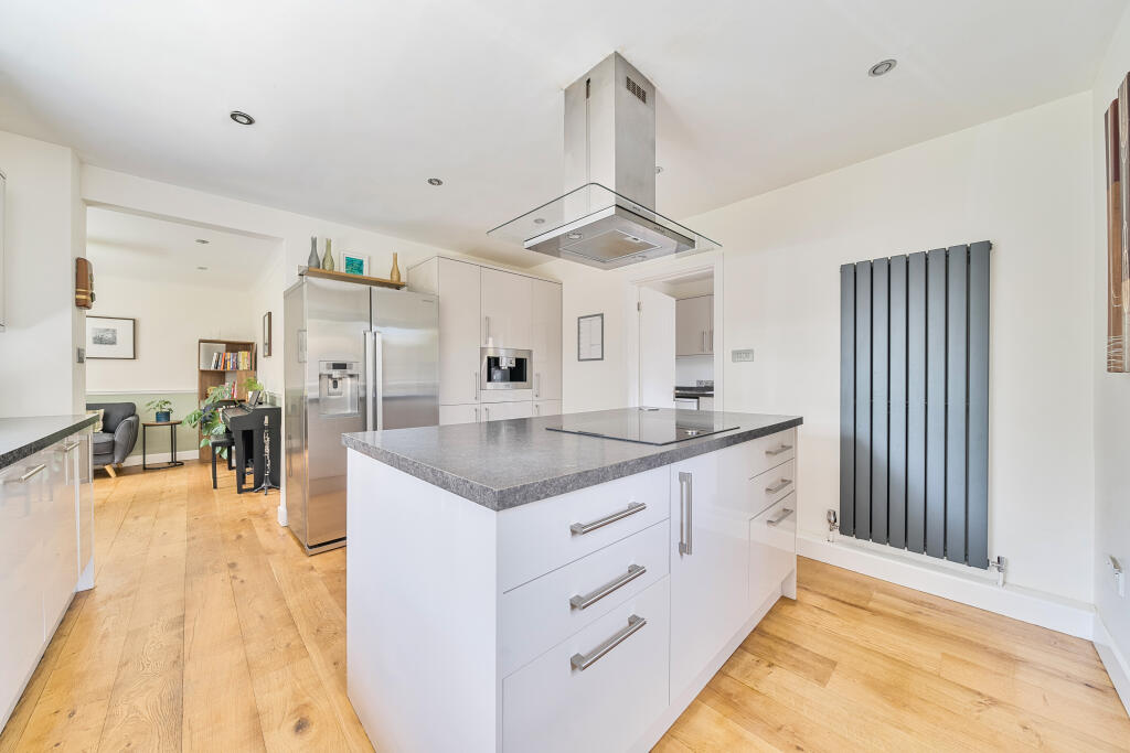 Chambon Close, Minety, SN16 photo 3
