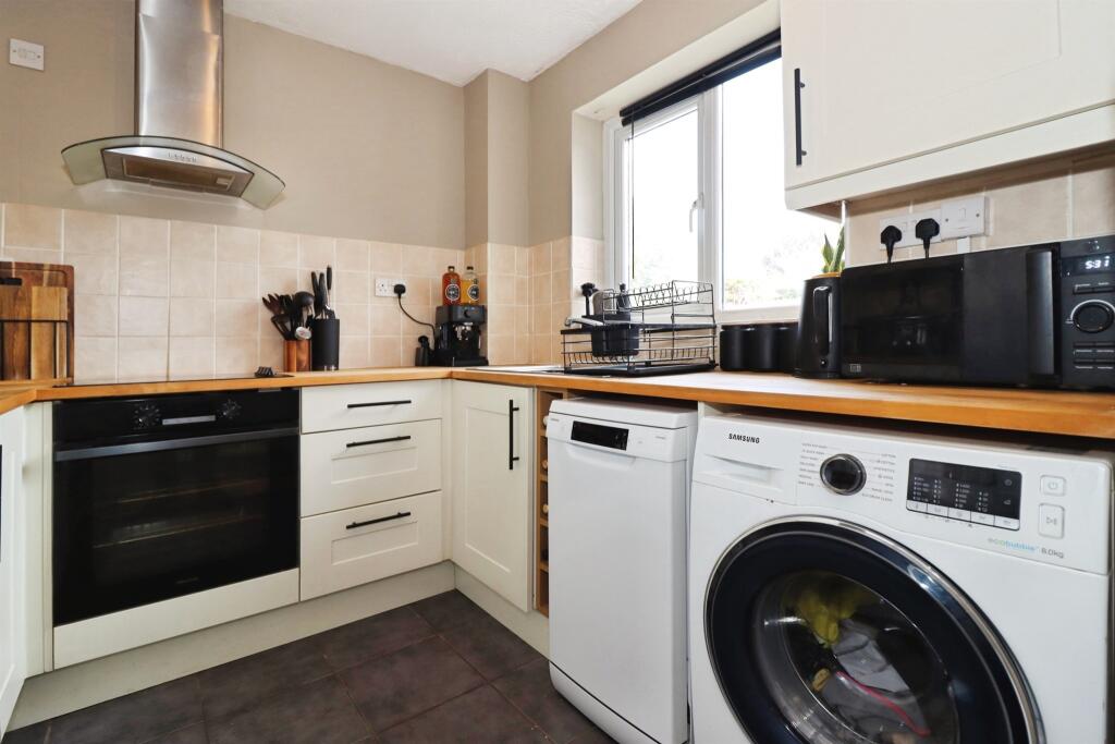 Parnall Crescent, Yate, Bristol photo 5