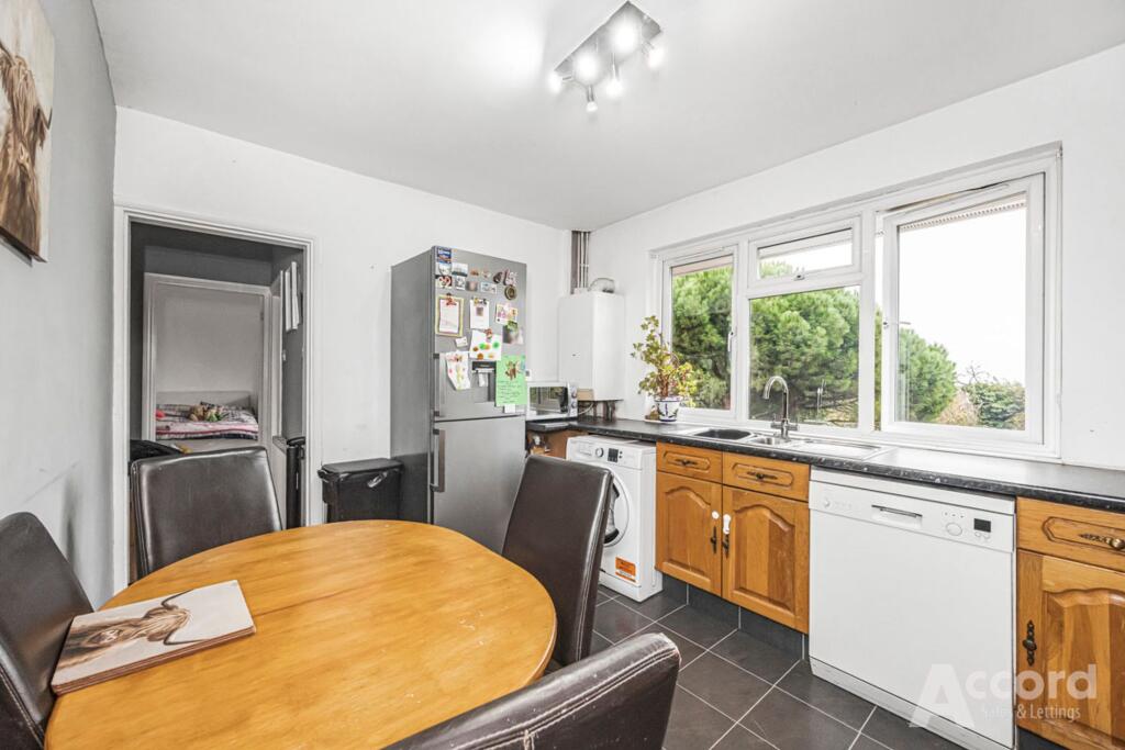 Apartment in Romford - More