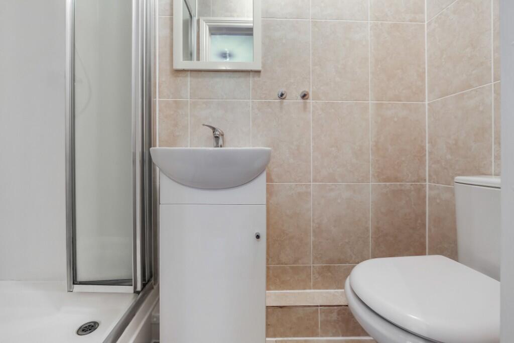 6 bedroom semi-detached house for rent