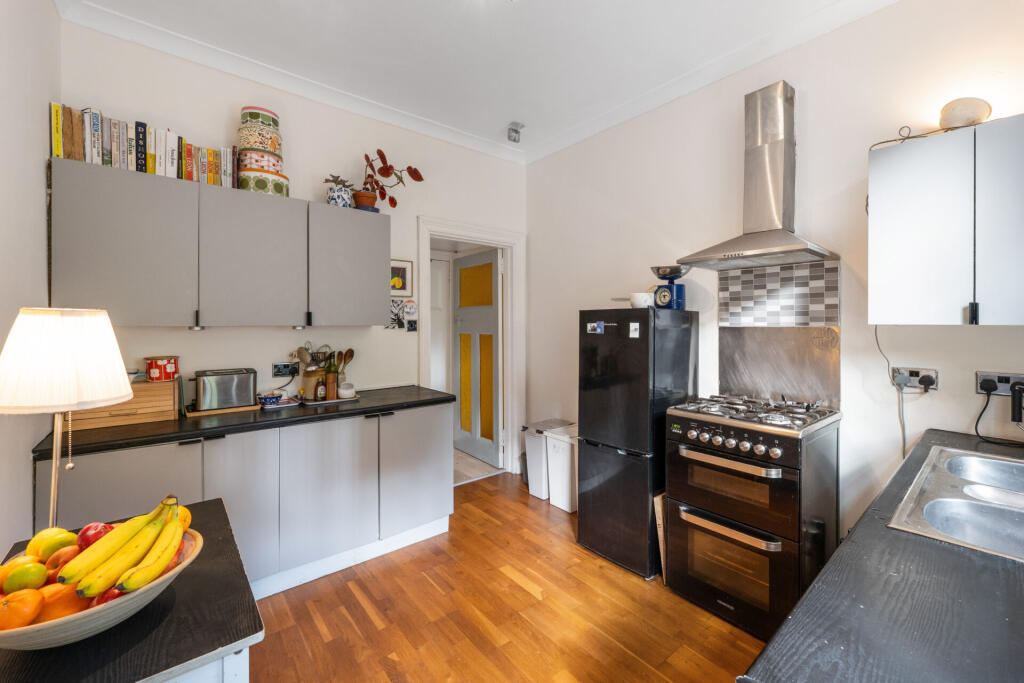 House in Glasgow, The Oval, Stamperland - View 3