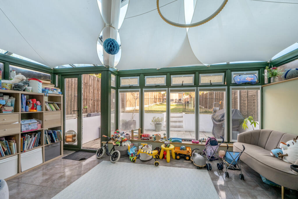 House in London, Upper Elmers End - View 5