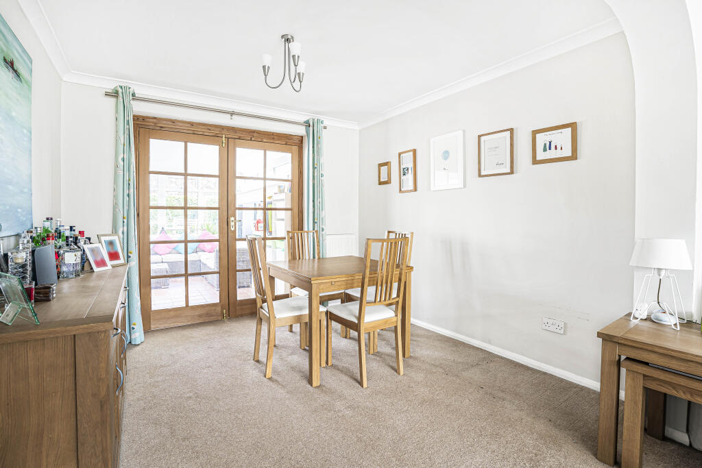 House in Welwyn Hatfield, Hertfordshire - More